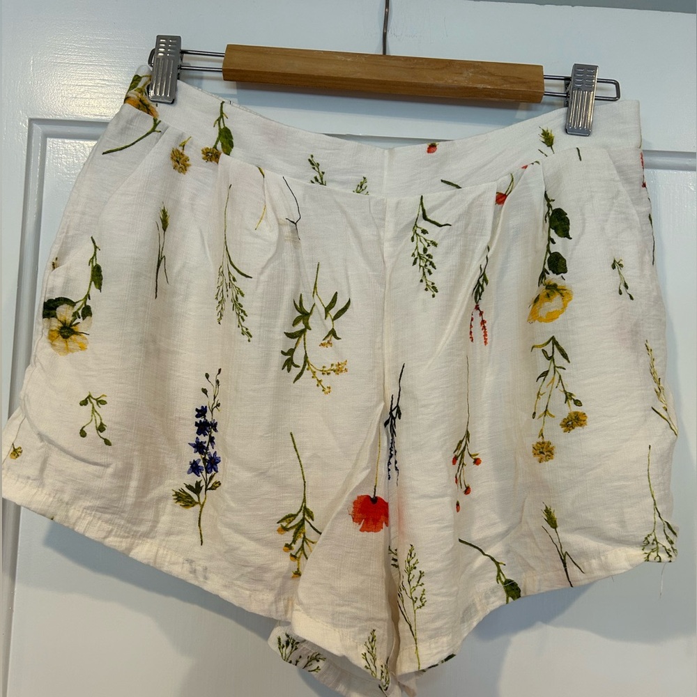 Umgee Cream Floral Shorts